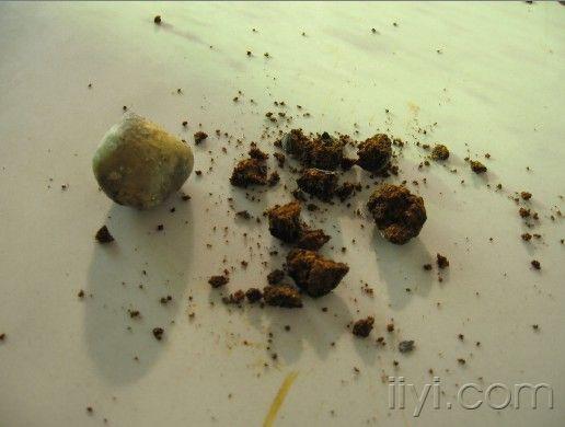 用手拈量一下比较轻,用手一捏碎了.