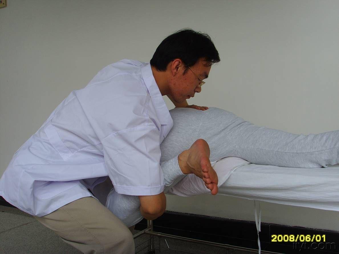 蛙式四步扳法治疗骶髂关节错缝