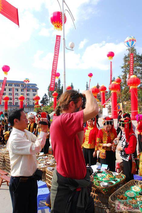 【贴图】红河绿春哈尼新年举行的1976多桌的长街宴部份记录