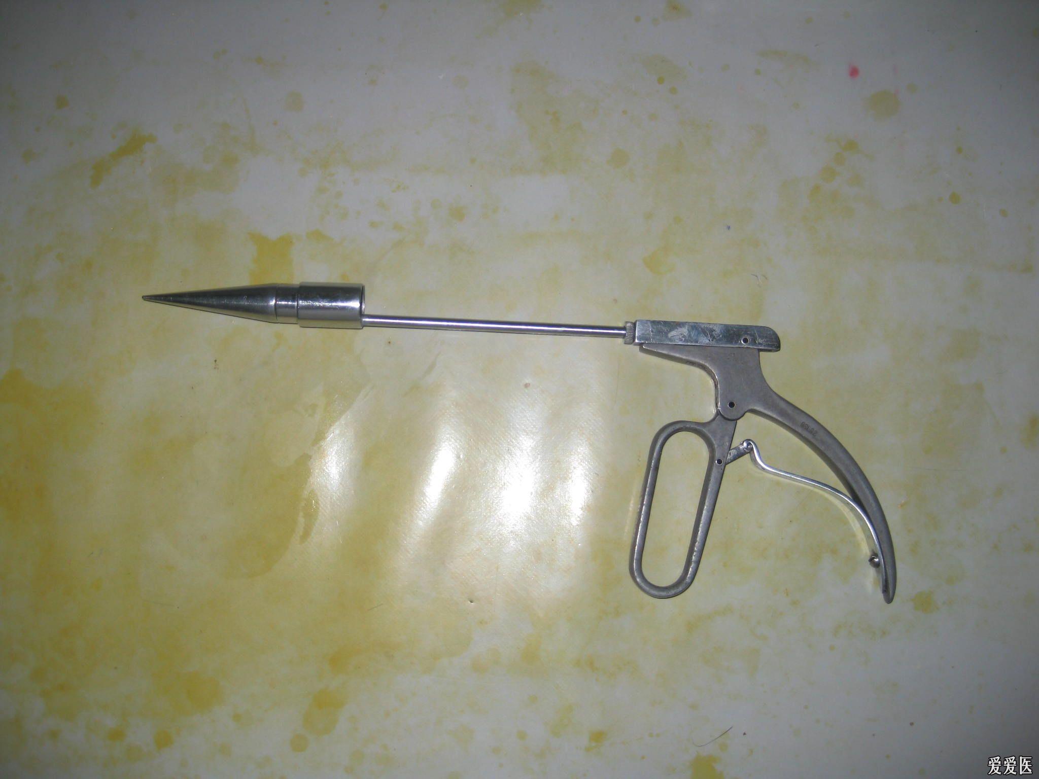 用牵引式套扎器套扎直肠息肉1例