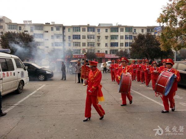 鞭炮锣鼓响起