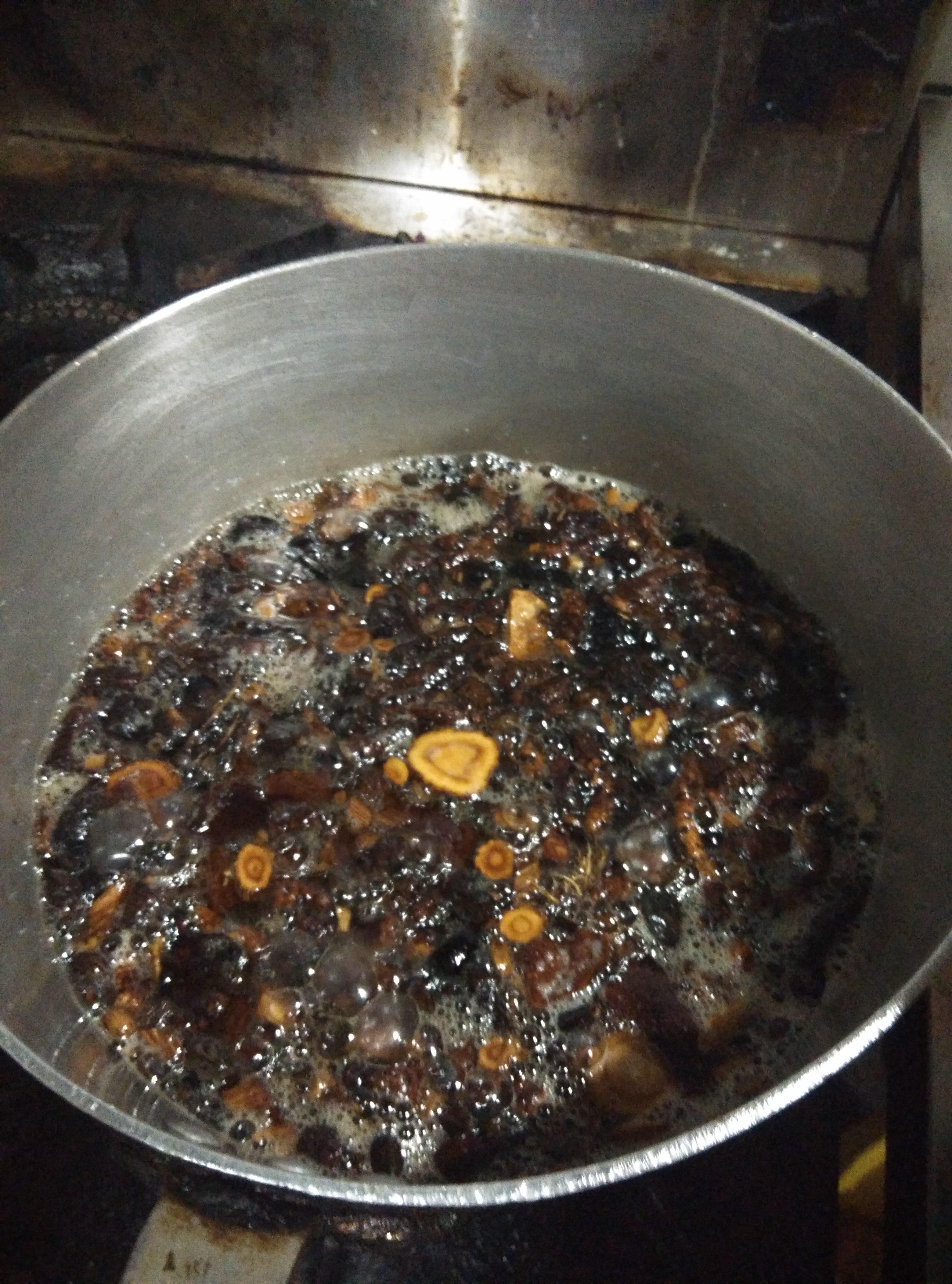 传统黑膏药全手工制作