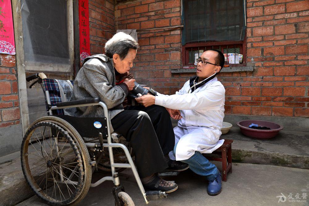 十年考五证王氏收其为**,从《伤寒论》《黄帝内经》等经典中医学开始