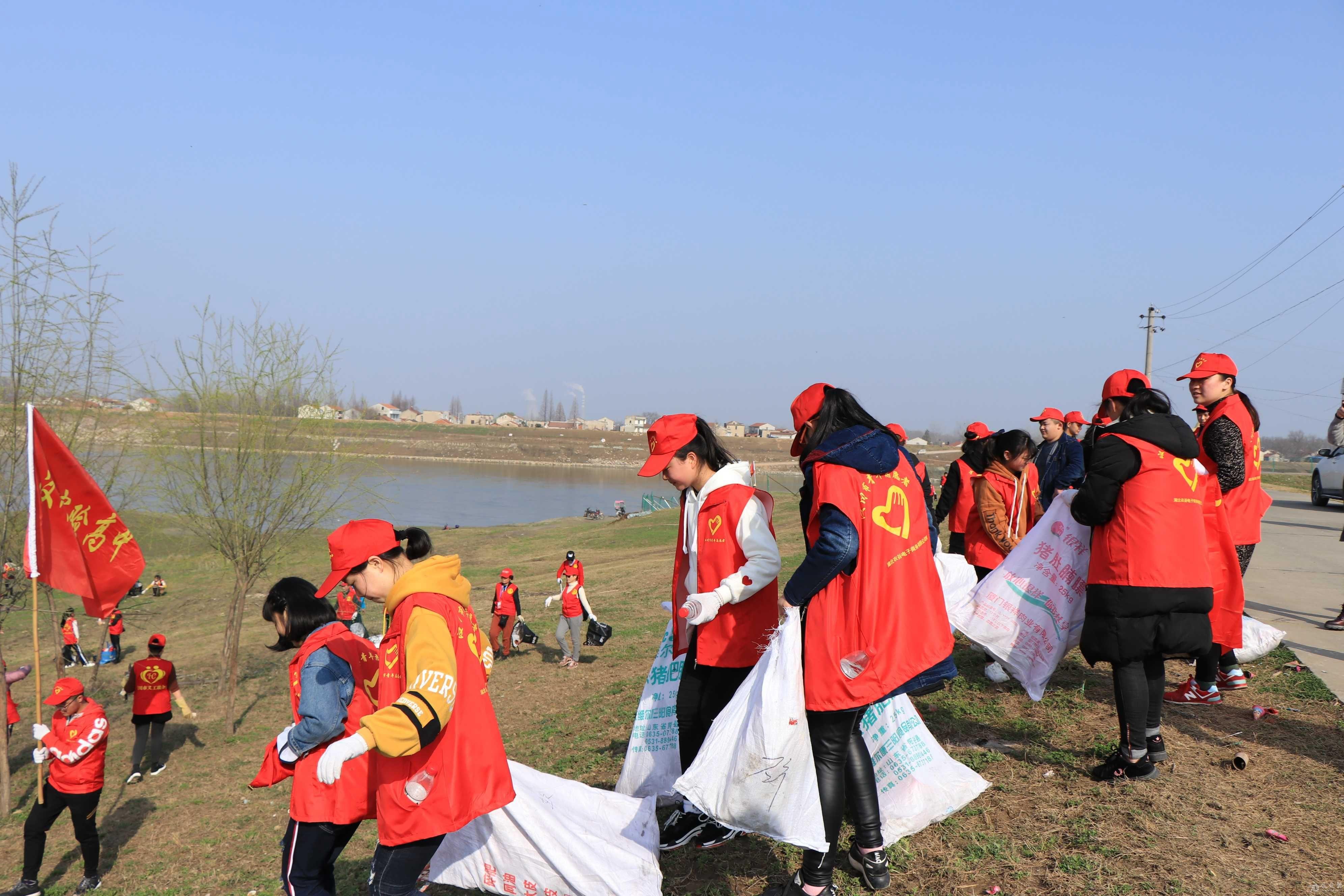 义工保护母亲河活动!(母亲河岸垃圾清理) - 【我爱摄影】 - 爱爱医医
